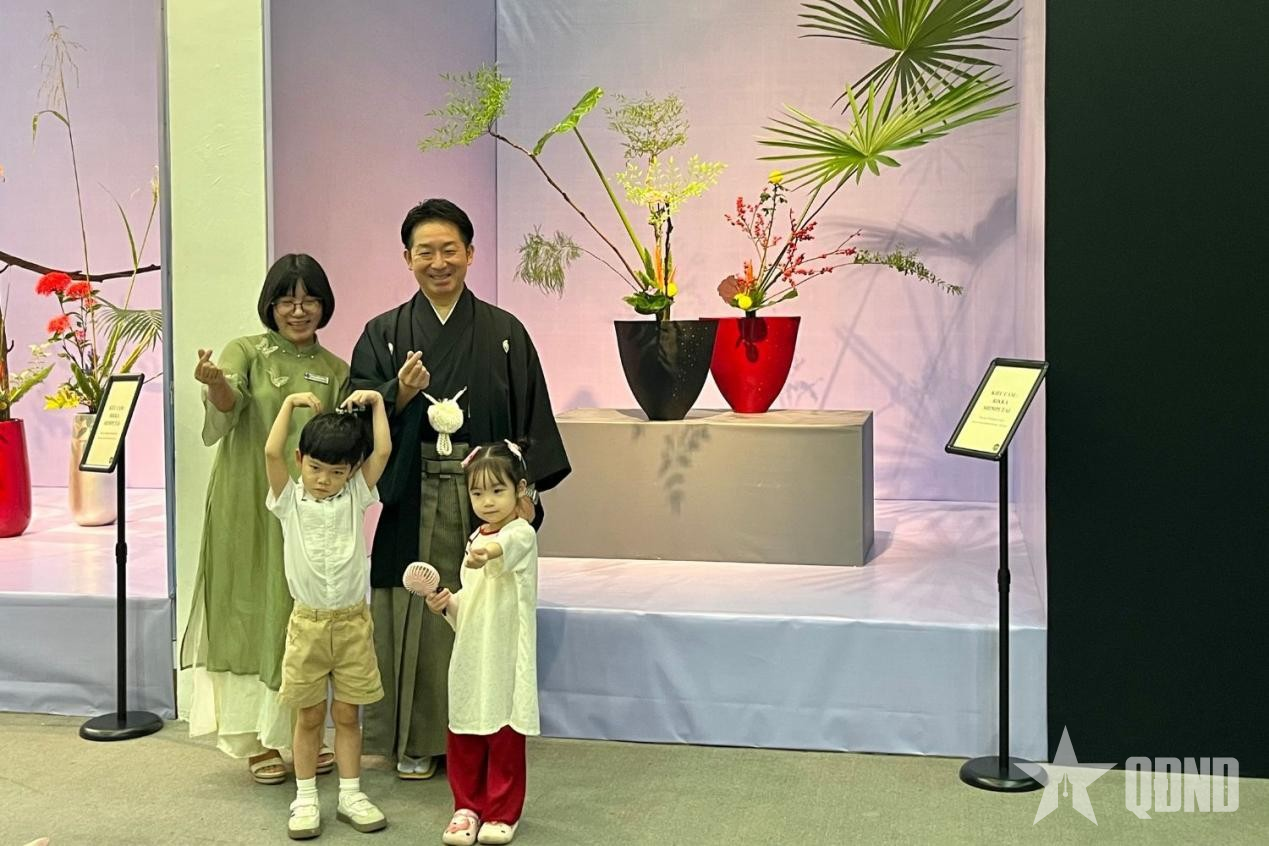 Triển lãm Ikebana “Tương giao” Hà Nội lần thứ VIII: Cuộc đối thoại giữa cỏ cây và tâm hồn

